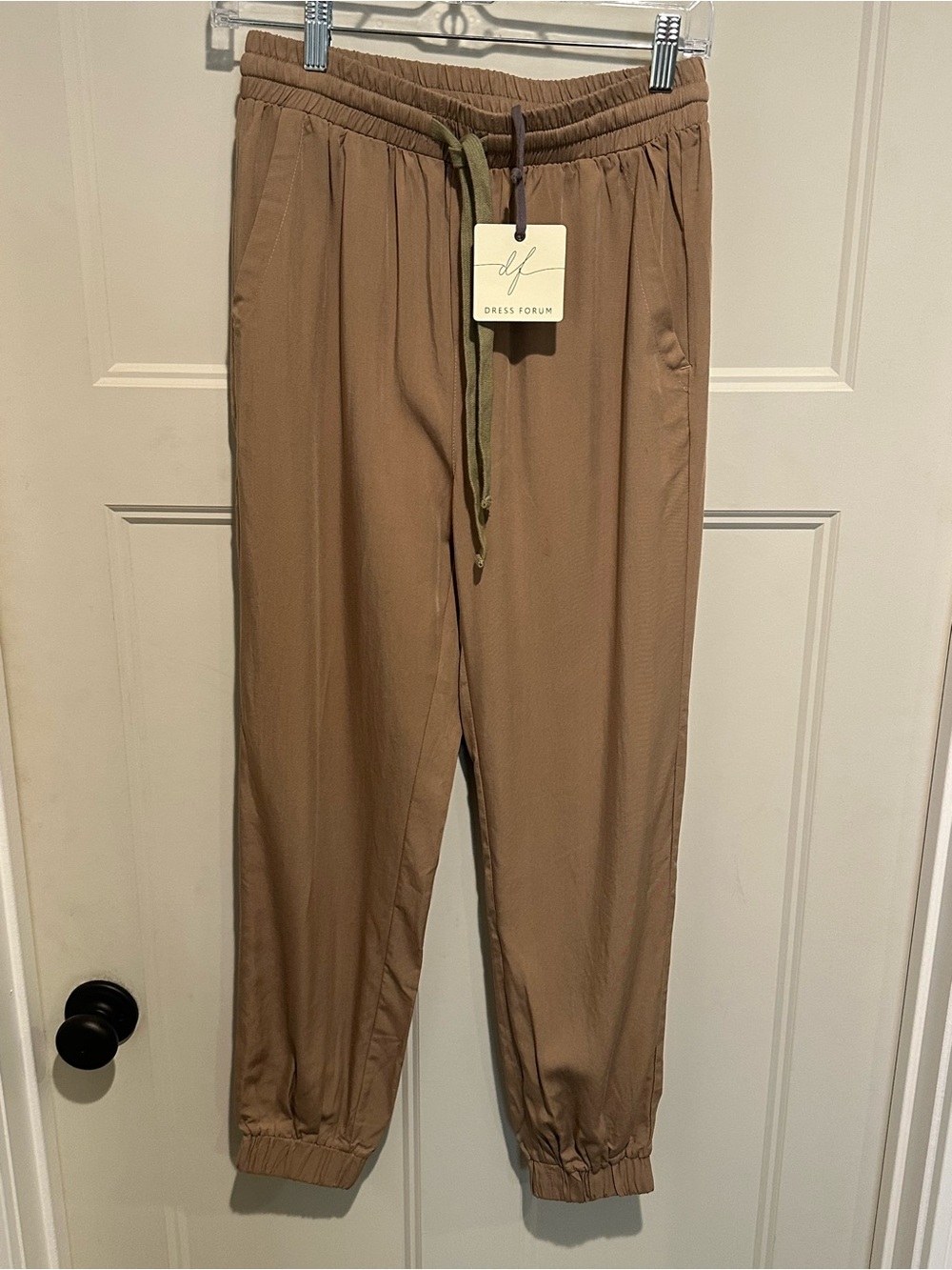 NWT Dress Forum Tan Elastic-Waist Jogger Pants with Drawstring - S